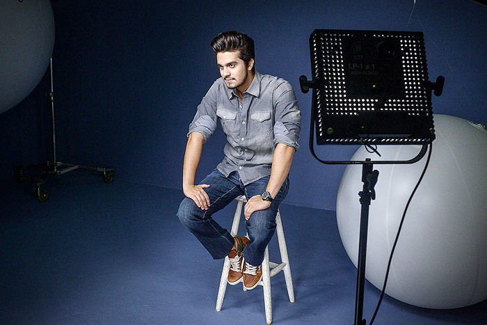 Luan Santana veste jeans para campanha de moda