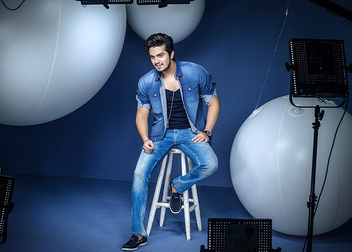 Luan Santana veste jeans para campanha de moda