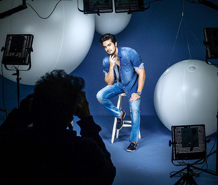 Luan Santana veste jeans para campanha de moda