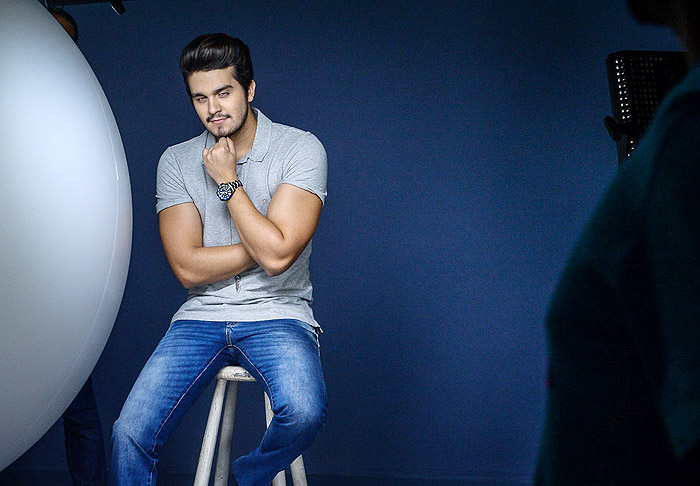 Luan Santana veste jeans para campanha de moda