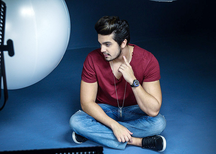 Luan Santana veste jeans para campanha de moda