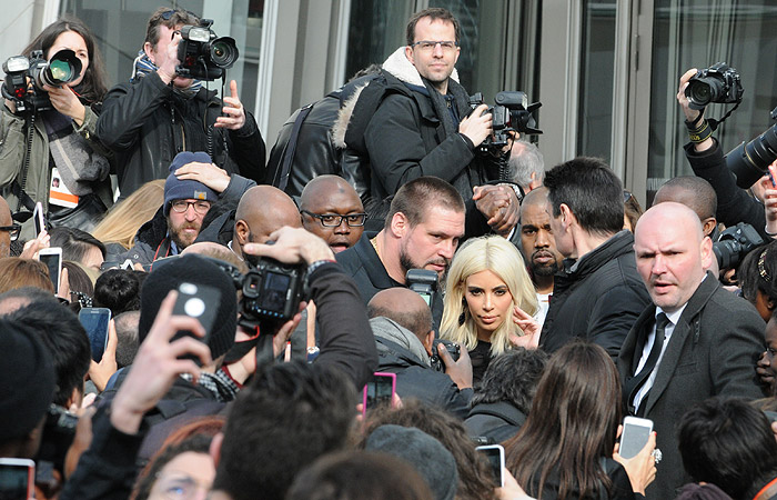 Kim Kardashian e Kanye West causam alvoroço ao deixar hotel em Paris, na França