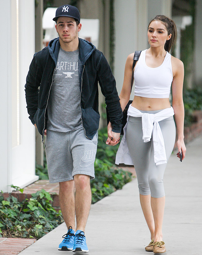 Nick Jonas e Olivia Culpo passeiam por Los Angeles, Califórnia