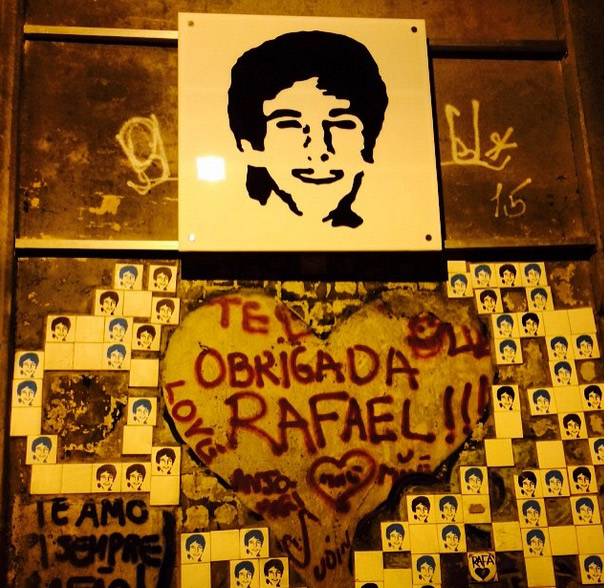 Após vandalismo, Cissa Guimarães coloca nova placa do filho em túnel carioca