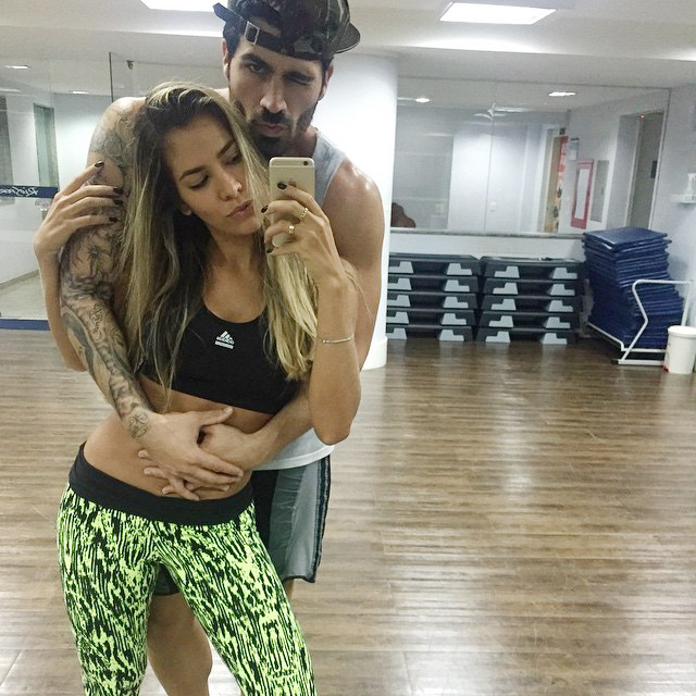  Adriana Sant'Anna faz selfie grudadinha com Rodrigão em plena academia