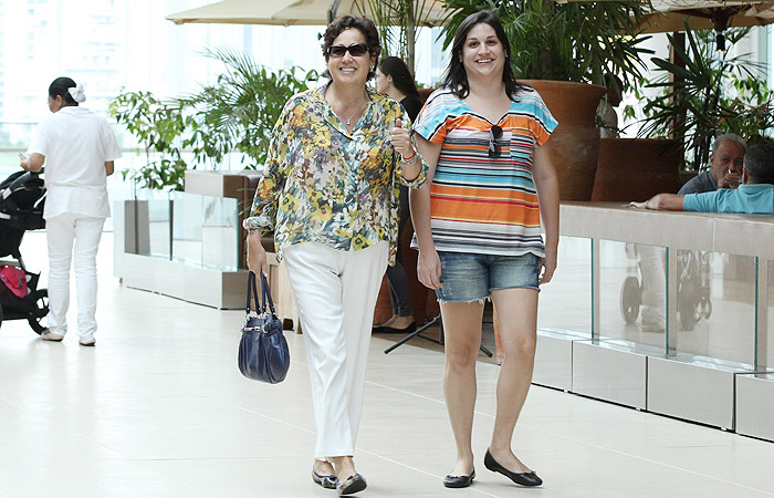 Cláudia Jimenez esbanja alegria durante almoço com a afilhada em shopping carioca