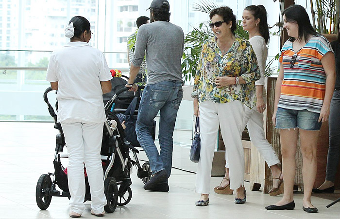 Cláudia Jimenez esbanja alegria durante almoço com a afilhada em shopping carioca