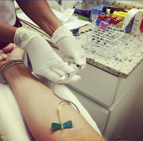 Luana Piovani fica atenta à gravidez e colhe exame de sangue na web