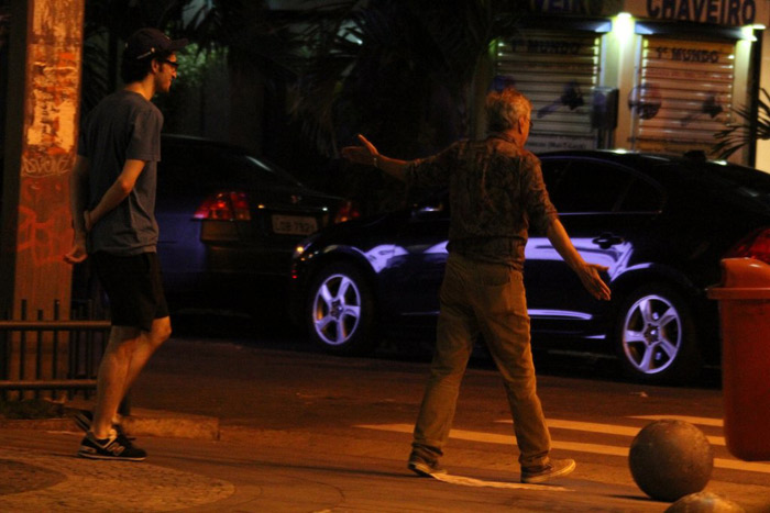 Caetano Veloso e o filho curtem noite juntos no Leblon