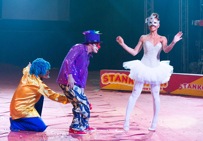  Sabrina Sato se veste de bailarina para gravação em circo