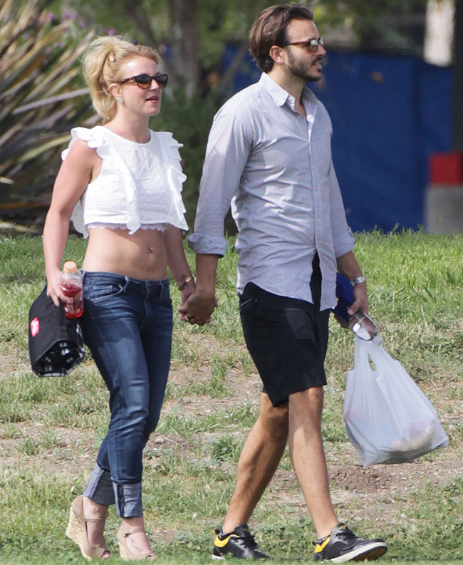 Com barriguinha de fora, Britney Spears curte futebol dos filhos com o namorado