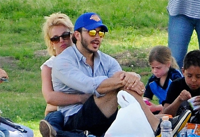 Com barriguinha de fora, Britney Spears curte futebol dos filhos com o namorado