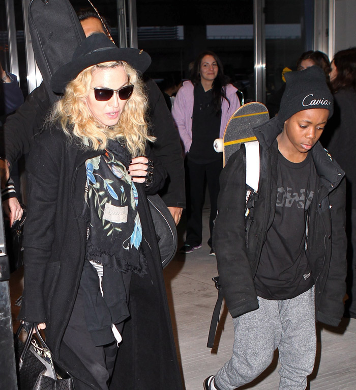 Madonna desembarca em Nova York na companhia do filho David