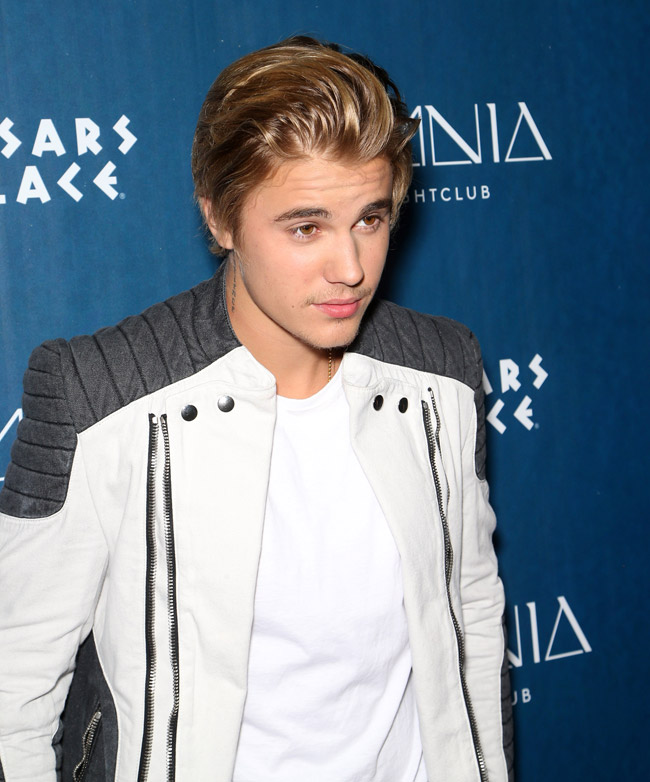 Justin Bieber celebra 21 anos em boate de Las Vegas