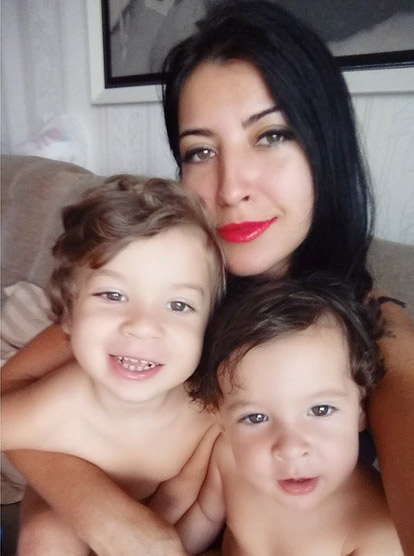  Priscila Pires chama atenção com batom vermelho enquanto se declara para os filhos na internet