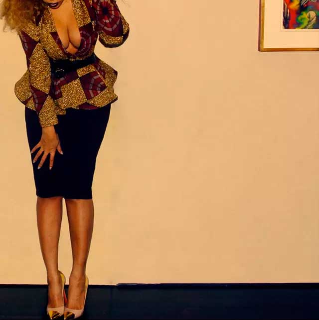 Beyoncé posa decotada e cheia de estilo 