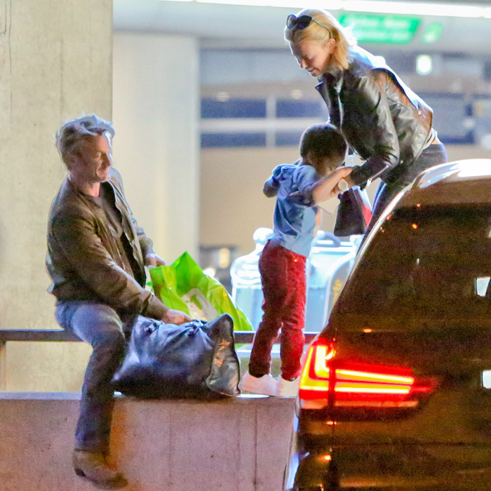 Sean Penn se diverte com filho de Charlize Theron em aeroporto