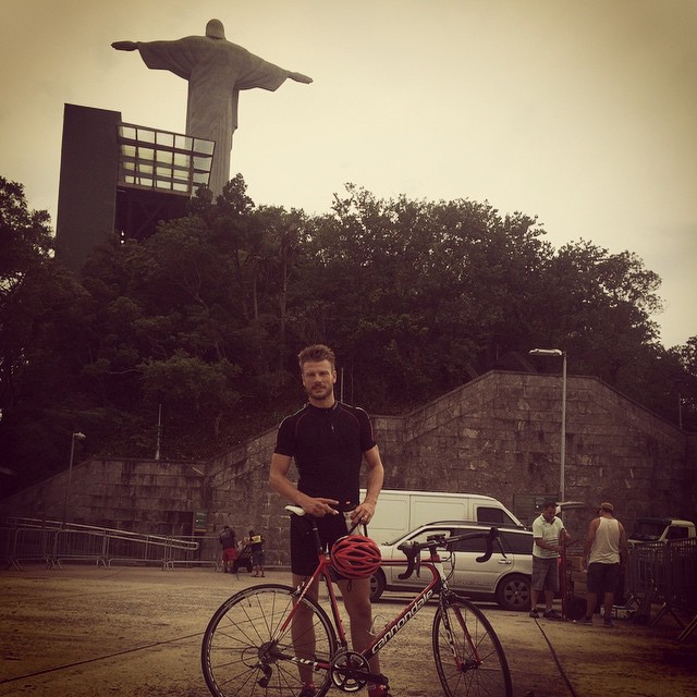 Rodrigo Hilbert sai para pedalar pelos cenários do Rio de Janeiro