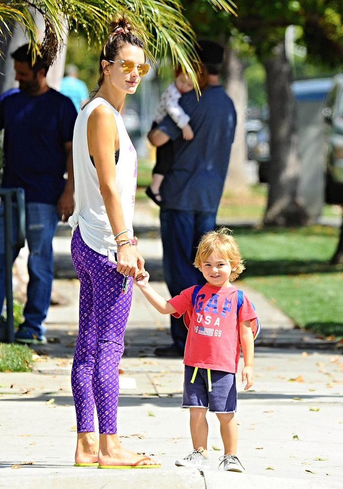 Fofo! Alessandra Ambrósio passeia com o filho Noah em Los Angeles, CA