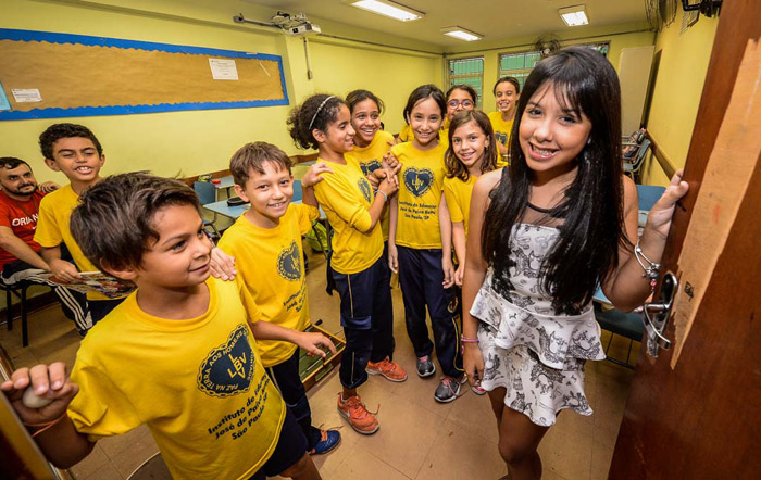 Atriz-mirim Cinthia Cruz visita projeto social em São Paulo