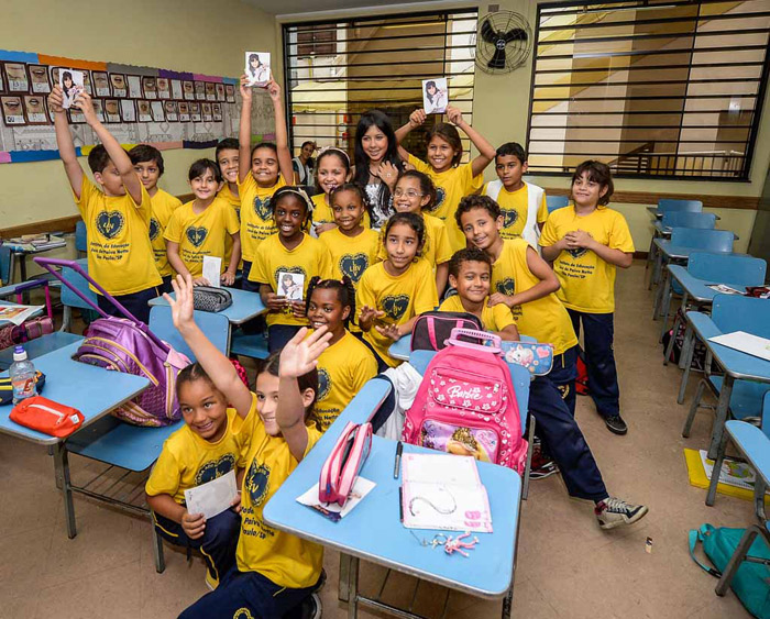 Atriz-mirim Cinthia Cruz visita projeto social em São Paulo