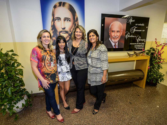 Atriz-mirim Cinthia Cruz visita projeto social em São Paulo