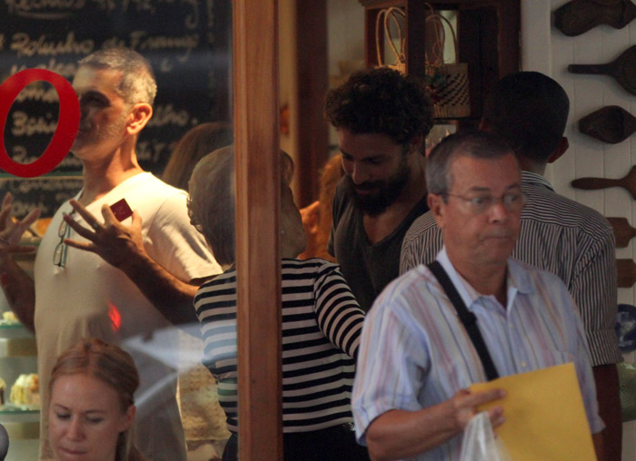  Cauã Reymond acena para paparazzo ao deixar restaurante no Rio