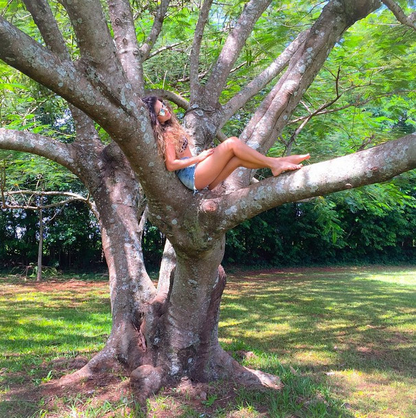 Garota do campo, Paula Fernandes relaxa em cima de árvore