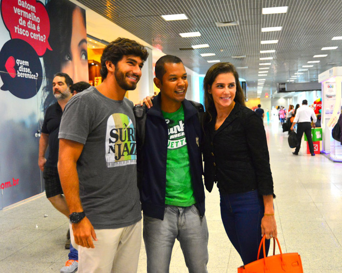 Deborah Secco esbanja simpatia ao embarcar com o namorado no aeroporto Santos Dummont