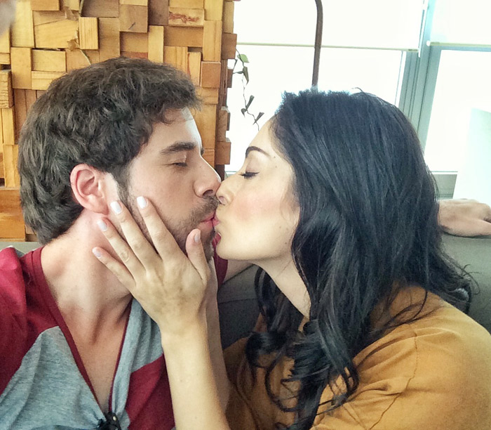 Francine Piaia e Rick Carvalho se beijam durante gravação