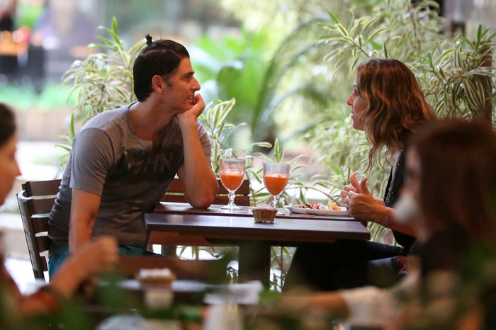 Bastante animado, Reynaldo Gianecchini conversa com amiga durante almoço em restaurante do Leblon