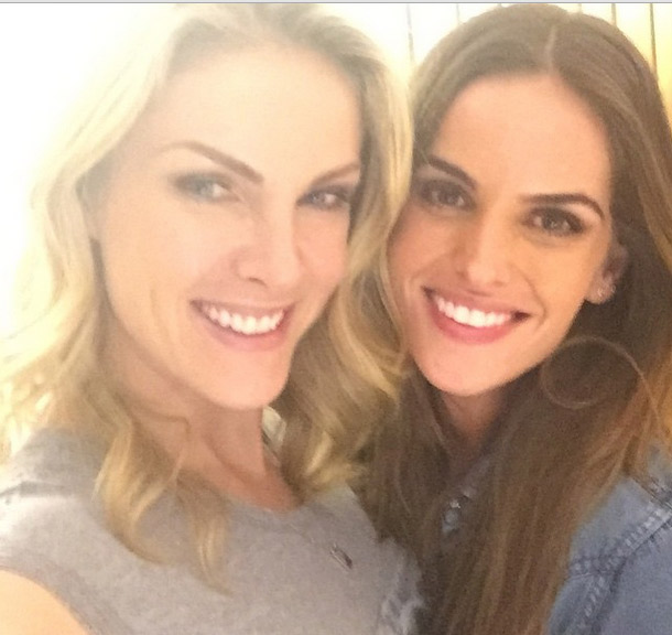 Ana Hickmann e Izabel Goulart têm encontro inusitado no consultório do dentista