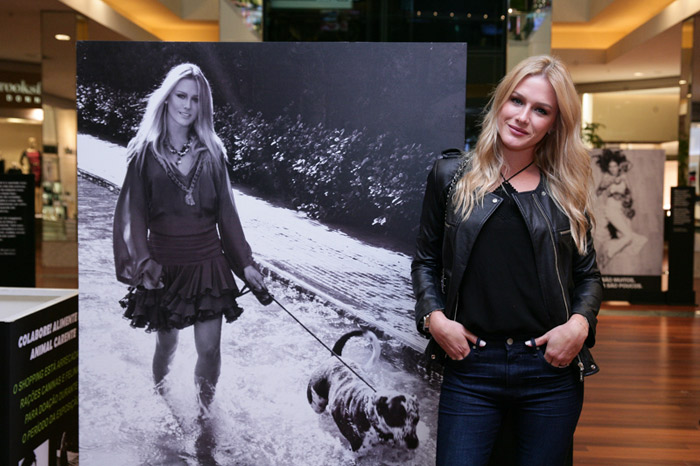 Fiorella Mattheis visita exposição com foto sua em prol da adoção de animais