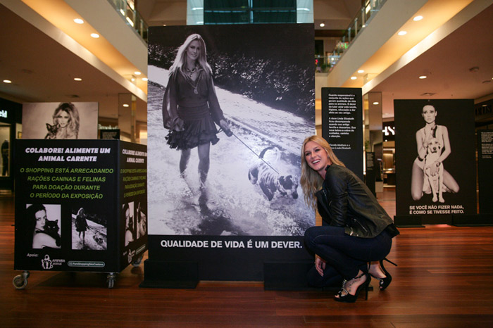 Fiorella Mattheis visita exposição com foto sua em prol da adoção de animais