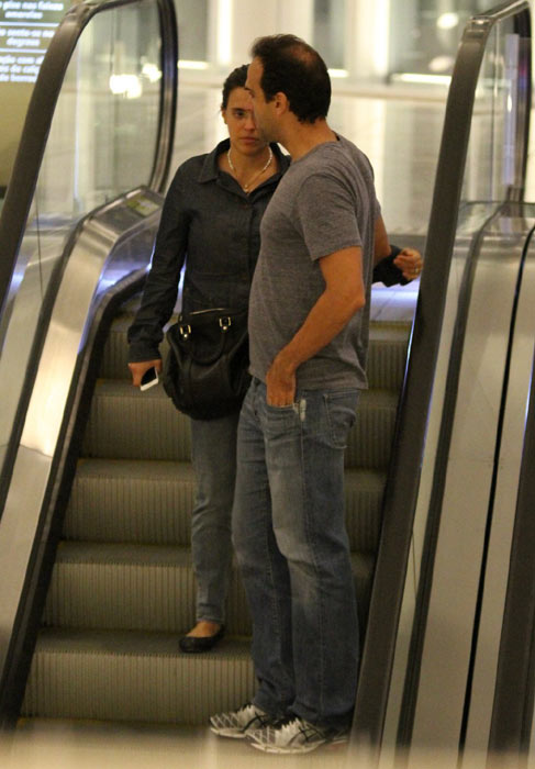 Tadeu Schmidt circula com a esposa em shopping carioca