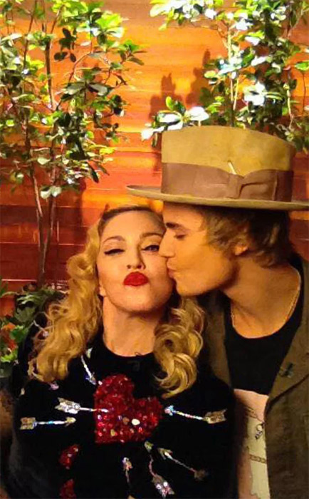 Justin Bieber dá beijinho em Madonna nos bastidores 