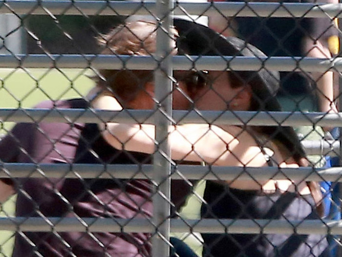 Brad Pitt e Angelina Jolie trocam beijo apaixonado ao curtirem jogo de futebol das filhas