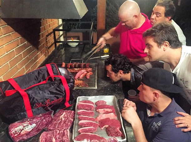 Humoristas do Pânico na Band fazem churrasco durante reunião de pauta 