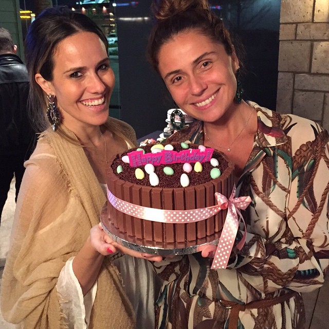 Depois de festa no Universal Studios, Giovanna Antonelli ganha bolo de aniversário