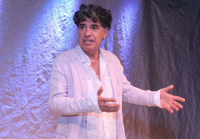 Em estreia de peça, Paulo Betti recebe Lilia Cabral e mais amigos famosos