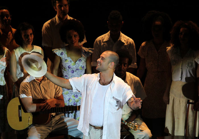 Diogo Nogueira apresenta espetáculo diante de uma plateia de famosos