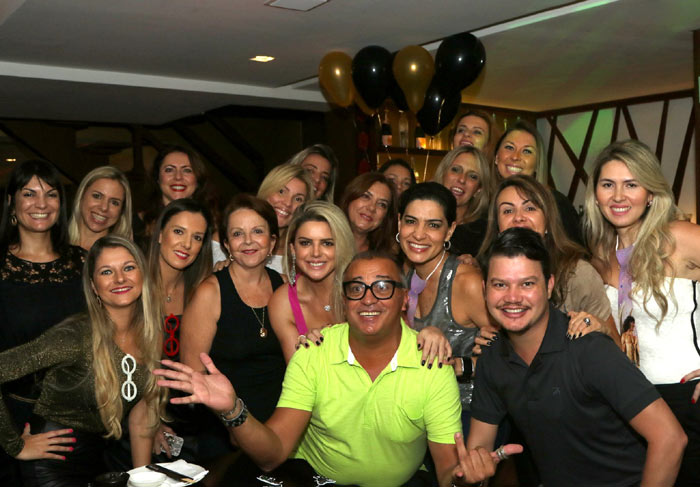 Aniversário! Mari Alexandre apaga as velinhas de 41 anos