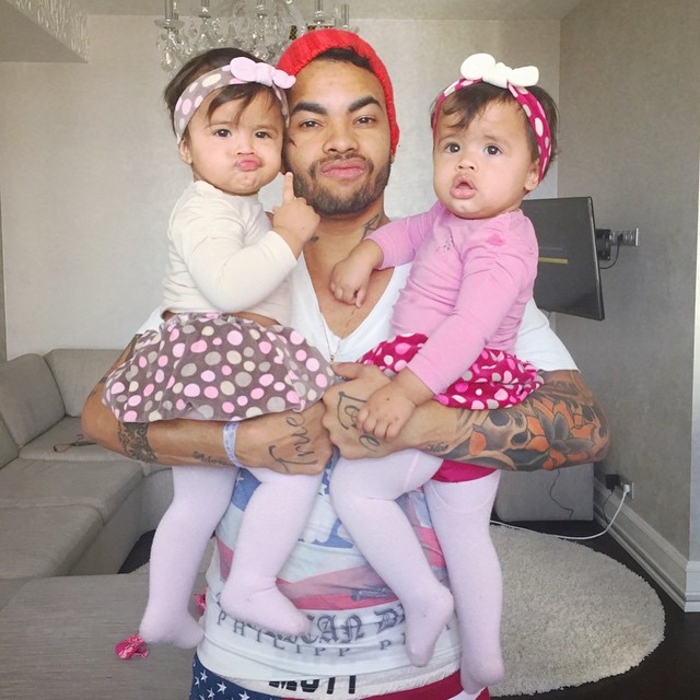 Dentinho posa com as filhas gêmeas: ‘Minhas princesas!’