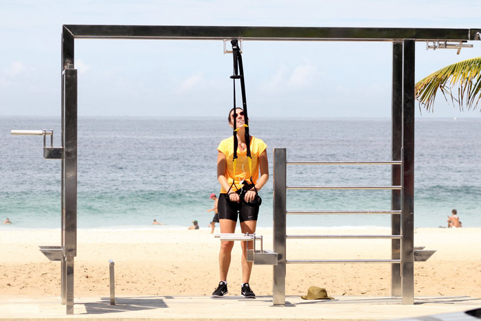 Glenda Kozlowski se exercita na praia do Leblon, no Rio