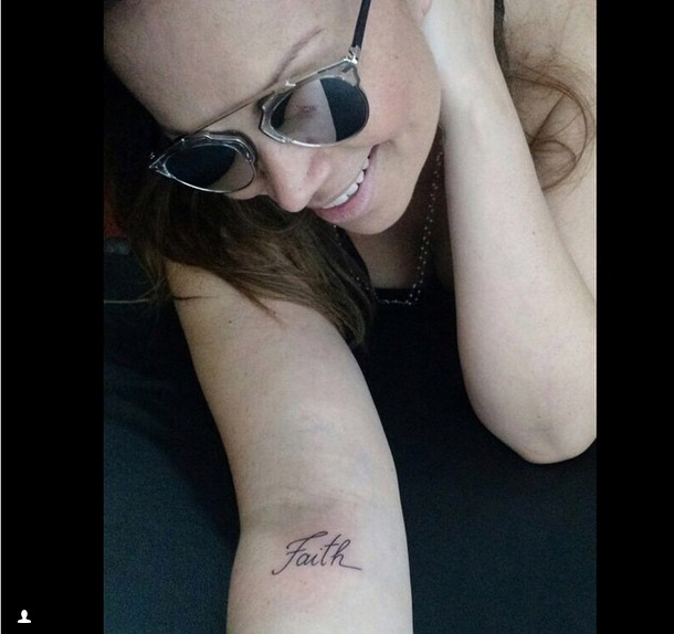  Solange Almeida esbanja felicidade enquanto mostra nova tatuagem