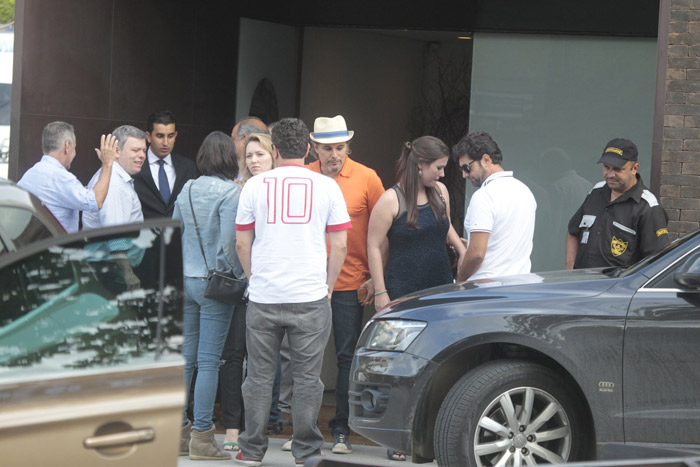 Estiloso de chapéu, Edson Celulari almoça em restaurante na Barra da Tijuca