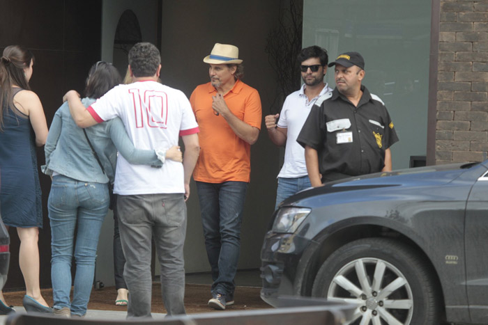 Estiloso de chapéu, Edson Celulari almoça em restaurante na Barra da Tijuca