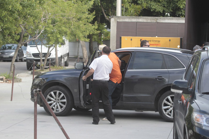 Estiloso de chapéu, Edson Celulari almoça em restaurante na Barra da Tijuca