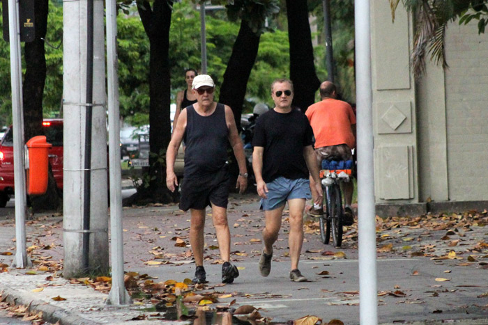 Ney Latorraca usa visual todo preto para caminhar com amigo na Lagoa Rodrigo de Freitas