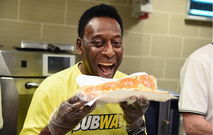 Pelé visita lanchonete em Londres e até ajuda a montar sanduíche